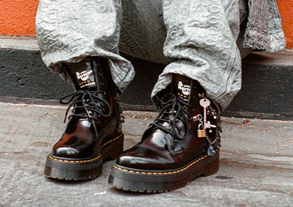 Marc Jacobs x Dr. Martens 全新联名鞋款1.jpg